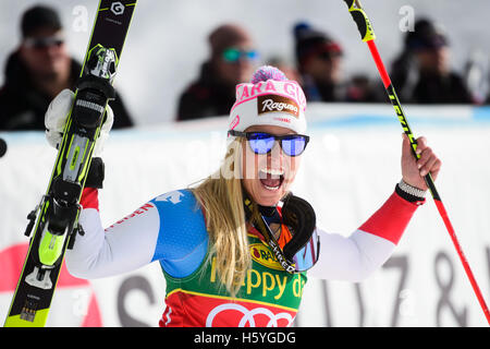 Solden, Austria. 22 ottobre, 2016. Lara Gut della Svizzera festeggia dopo aver vinto la Coppa del Mondo FIS Ladies Slalom Gigante in Solden, in Austria il 22 ottobre 2016. Credito: Jure Makovec/Alamy Live News Foto Stock