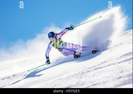 Solden, Austria. 22 ottobre, 2016. Petra Vlhova della Slovacchia compete durante la prima prova di Coppa del Mondo FIS Ladies Slalom Gigante in Solden, in Austria il 22 ottobre 2016. Credito: Jure Makovec/Alamy Live News Foto Stock