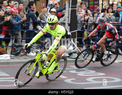 Utsunomiya, Giappone. 22 ottobre, 2016. Ciclista svizzero Fabian Cancellara di Trek Segafredo negozia un angolo durante la Japan Cup criterium in Utsunomiya, a nord di Tokyo il Sabato, Ottobre 22, 2016. Hapan di Beppu Fumiyuki di Trek ha vinto la gara mentre Cancellara ha terminato il suo ciclista professionista portante in gara. Credito: Yoshio Tsunoda/AFLO/Alamy Live News Foto Stock