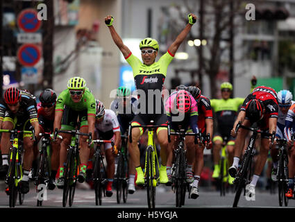 Utsunomiya, Giappone. 22 ottobre, 2016. Ciclista giapponese Fumiyuki Beppu di Trek Segafredo getta il pugno come egli vince il Japan Cup criterium in Utsunomiya, a nord di Tokyo il Sabato, Ottobre 22, 2016. Beppu ha vinto la gara mentre il suo compagno di squadra Fabian Cancellara della Svizzera ha terminato il suo ciclista professionista portante in gara. Credito: Yoshio Tsunoda/AFLO/Alamy Live News Foto Stock