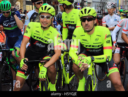 Utsunomiya, Giappone. 22 ottobre, 2016. Ciclista giapponese Fumiyuki Beppu di Trek Segafredo (L) sorrisi con il suo compagno di squadra Fabian Cancellara (R) prima di iniziare la Japan Cup criterium in Utsunomiya, a nord di Tokyo il Sabato, Ottobre 22, 2016. Beppu ha vinto la gara mentre il suo compagno di squadra Fabian Cancellara della Svizzera ha terminato il suo ciclista professionista portante in gara. Credito: Yoshio Tsunoda/AFLO/Alamy Live News Foto Stock