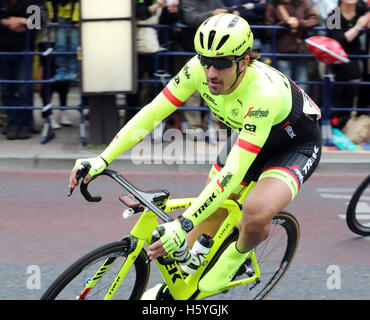 Utsunomiya, Giappone. 22 ottobre, 2016. Ciclista svizzero Fabian Cancellara di Trek Segafredo negozia un angolo durante la Japan Cup criterium in Utsunomiya, a nord di Tokyo il Sabato, Ottobre 22, 2016. Hapan di Beppu Fumiyuki di Trek ha vinto la gara mentre Cancellara ha terminato il suo ciclista professionista portante in gara. Credito: Yoshio Tsunoda/AFLO/Alamy Live News Foto Stock