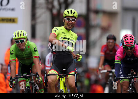 Utsunomiya, Giappone. 22 ottobre, 2016. Ciclista giapponese Fumiyuki Beppu di Trek Segafredo getta il pugno come egli vince il Japan Cup criterium in Utsunomiya, a nord di Tokyo il Sabato, Ottobre 22, 2016. Beppu ha vinto la gara mentre il suo compagno di squadra Fabian Cancellara della Svizzera ha terminato il suo ciclista professionista portante in gara. Credito: Yoshio Tsunoda/AFLO/Alamy Live News Foto Stock