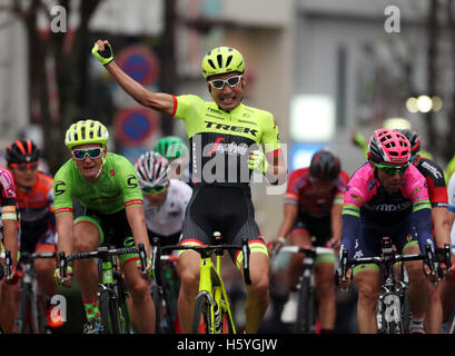 Utsunomiya, Giappone. 22 ottobre, 2016. Ciclista giapponese Fumiyuki Beppu di Trek Segafredo getta il pugno come egli vince il Japan Cup criterium in Utsunomiya, a nord di Tokyo il Sabato, Ottobre 22, 2016. Beppu ha vinto la gara mentre il suo compagno di squadra Fabian Cancellara della Svizzera ha terminato il suo ciclista professionista portante in gara. Credito: Yoshio Tsunoda/AFLO/Alamy Live News Foto Stock