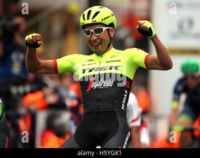 Utsunomiya, Giappone. 22 ottobre, 2016. Ciclista giapponese Fumiyuki Beppu di Trek Segafredo getta il pugno come egli vince il Japan Cup criterium in Utsunomiya, a nord di Tokyo il Sabato, Ottobre 22, 2016. Beppu ha vinto la gara mentre il suo compagno di squadra Fabian Cancellara della Svizzera ha terminato il suo ciclista professionista portante in gara. Credito: Yoshio Tsunoda/AFLO/Alamy Live News Foto Stock