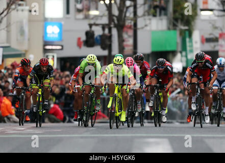 Utsunomiya, Giappone. 22 ottobre, 2016. Ciclista giapponese Fumiyuki Beppu (C) di Trek Segafredo attraversa la linea del traguardo della Japan Cup criterium in Utsunomiya, a nord di Tokyo il Sabato, Ottobre 22, 2016. Beppu ha vinto la gara mentre il suo compagno di squadra Fabian Cancellara della Svizzera ha terminato il suo ciclista professionista portante in gara. Credito: Yoshio Tsunoda/AFLO/Alamy Live News Foto Stock