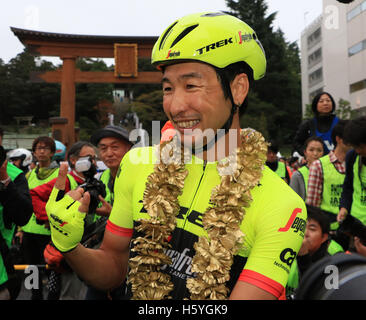 Utsunomiya, Giappone. 22 ottobre, 2016. Ciclista giapponese Fumiyuki Beppu di Trek Segafredo sorrisi come egli vince il Japan Cup criterium in Utsunomiya, a nord di Tokyo il Sabato, Ottobre 22, 2016. Beppu ha vinto la gara mentre il suo compagno di squadra Fabian Cancellara della Svizzera ha terminato il suo ciclista professionista portante in gara. Credito: Yoshio Tsunoda/AFLO/Alamy Live News Foto Stock