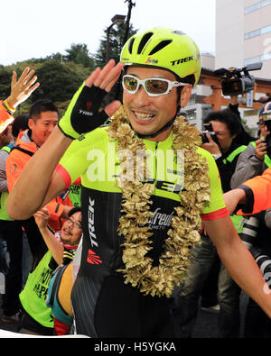 Utsunomiya, Giappone. 22 ottobre, 2016. Ciclista giapponese Fumiyuki Beppu di Trek Segafredo sorrisi come egli vince il Japan Cup criterium in Utsunomiya, a nord di Tokyo il Sabato, Ottobre 22, 2016. Beppu ha vinto la gara mentre il suo compagno di squadra Fabian Cancellara della Svizzera ha terminato il suo ciclista professionista portante in gara. Credito: Yoshio Tsunoda/AFLO/Alamy Live News Foto Stock