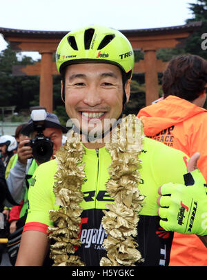 Utsunomiya, Giappone. 22 ottobre, 2016. Ciclista giapponese Fumiyuki Beppu di Trek Segafredo sorrisi come egli vince il Japan Cup criterium in Utsunomiya, a nord di Tokyo il Sabato, Ottobre 22, 2016. Beppu ha vinto la gara mentre il suo compagno di squadra Fabian Cancellara della Svizzera ha terminato il suo ciclista professionista portante in gara. Credito: Yoshio Tsunoda/AFLO/Alamy Live News Foto Stock