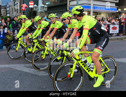 Utsunomiya, Giappone. 22 ottobre, 2016. Ciclista giapponese Fumiyuki Beppu (C) di Trek Segafredo corre con i suoi compagni di squadra dopo aver vinto la Japan Cup criterium in Utsunomiya, a nord di Tokyo il Sabato, Ottobre 22, 2016. Beppu ha vinto la gara mentre il suo compagno di squadra Fabian Cancellara della Svizzera ha terminato il suo ciclista professionista portante in gara. Credito: Yoshio Tsunoda/AFLO/Alamy Live News Foto Stock