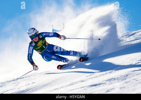 Solden, Austria. 22 ottobre, 2016. Nina Loeseth di Norvegia compete durante la prima prova della Coppa del Mondo FIS Ladies Slalom Gigante in Solden, in Austria il 22 ottobre 2016. Credito: Jure Makovec/Alamy Live News Foto Stock