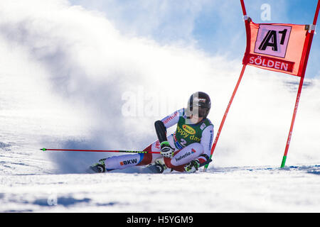 Solden, Austria. 22 ottobre, 2016. Lara Gut della Svizzera compete durante la prima prova della Coppa del Mondo FIS Ladies Slalom Gigante in Solden, in Austria il 22 ottobre 2016. Credito: Jure Makovec/Alamy Live News Foto Stock