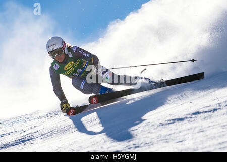 Solden, Austria. 22 ottobre, 2016. Irene Curtoni dell Italia compete durante la prima prova della Coppa del Mondo FIS Ladies Slalom Gigante in Solden, in Austria il 22 ottobre 2016. Credito: Jure Makovec/Alamy Live News Foto Stock