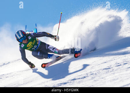 Solden, Austria. 22 ottobre, 2016. Manuela Moelgg dell Italia compete durante la prima prova della Coppa del Mondo FIS Ladies Slalom Gigante in Solden, in Austria il 22 ottobre 2016. Credito: Jure Makovec/Alamy Live News Foto Stock