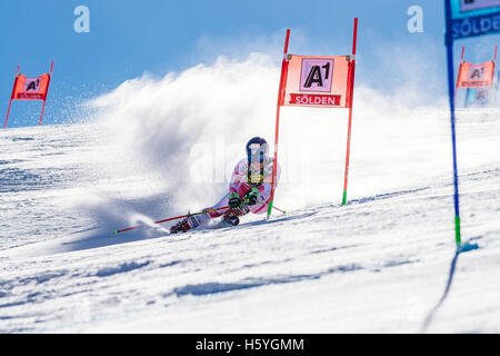 Solden, Austria. 22 ottobre, 2016. Mikaela Shiffrin di DI STATI UNITI D'AMERICA compete durante la prima prova della Coppa del Mondo FIS Ladies Slalom Gigante in Solden, in Austria il 22 ottobre 2016. Credito: Jure Makovec/Alamy Live News Foto Stock