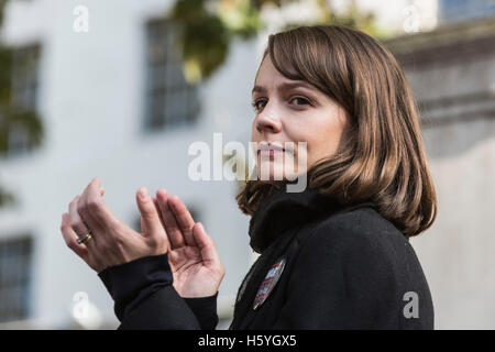 Londra, Regno Unito. 22 ottobre, 2016. L'attrice Carey Mulligan parlando alla manifestazione. Diverse centinaia di attivisti in scena un 'Salva i figli di Aleppo" al di fuori di Downing Street chiamando su PM Theresa Maggio a intensificare il regno unito gli sforzi del governo per aiutare a fine alle sofferenze dei civili in gli sfortunati città siriana di Aleppo. In totale, 200 porta sono stati impilati al di fuori di Downing Street, segnando il numero dei bambini uccisi in Aleppo poiché un cessate il fuoco si è rotta a metà settembre. Ci sono pensati per essere circa 100.000 bambini attualmente ancora intrappolati in est Aleppo. Credito: Bettina Strenske/Alamy Live News Foto Stock