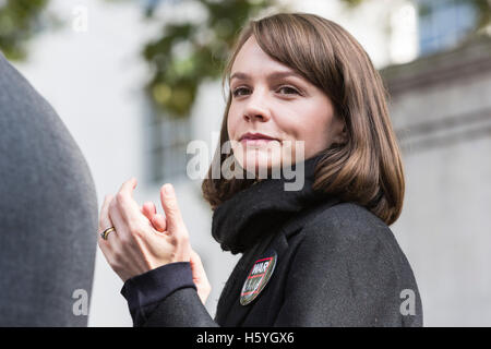 Londra, Regno Unito. 22 ottobre, 2016. L'attrice Carey Mulligan parlando alla manifestazione. Diverse centinaia di attivisti in scena un 'Salva i figli di Aleppo" al di fuori di Downing Street chiamando su PM Theresa Maggio a intensificare il regno unito gli sforzi del governo per aiutare a fine alle sofferenze dei civili in gli sfortunati città siriana di Aleppo. In totale, 200 porta sono stati impilati al di fuori di Downing Street, segnando il numero dei bambini uccisi in Aleppo poiché un cessate il fuoco si è rotta a metà settembre. Ci sono pensati per essere circa 100.000 bambini attualmente ancora intrappolati in est Aleppo. Credito: Bettina Strenske/Alamy Live News Foto Stock