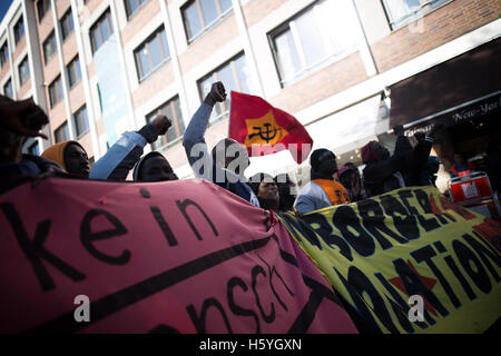 Monaco di Baviera, Germania. 22 ottobre, 2016. Nel corso di una manifestazione contro il nuovo Integrationlaw della Germania a Monaco di Baviera, la violenza della polizia errupts dopo i sacchetti di colore sono state gettate. Più di cinquanta persone sono state ferite dalla polizia. 22 ottobre, 2016. Credito: Michael Trammer/ZUMA filo/Alamy Live News Foto Stock