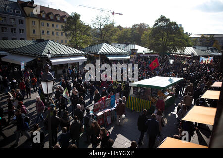 Monaco di Baviera, Germania. 22 ottobre, 2016. Nel corso di una manifestazione contro il nuovo Integrationlaw della Germania a Monaco di Baviera, la violenza della polizia errupts dopo i sacchetti di colore sono state gettate. Più di cinquanta persone sono state ferite dalla polizia. 22 ottobre, 2016. Credito: Michael Trammer/ZUMA filo/Alamy Live News Foto Stock