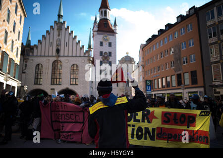 Monaco di Baviera, Germania. 22 ottobre, 2016. Nel corso di una manifestazione contro il nuovo Integrationlaw della Germania a Monaco di Baviera, la violenza della polizia errupts dopo i sacchetti di colore sono state gettate. Più di cinquanta persone sono state ferite dalla polizia. 22 ottobre, 2016. Credito: Michael Trammer/ZUMA filo/Alamy Live News Foto Stock