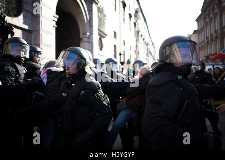 Monaco di Baviera, Germania. 22 ottobre, 2016. Nel corso di una manifestazione contro il nuovo Integrationlaw della Germania a Monaco di Baviera, la violenza della polizia errupts dopo i sacchetti di colore sono state gettate. Più di cinquanta persone sono state ferite dalla polizia. 22 ottobre, 2016. Credito: Michael Trammer/ZUMA filo/Alamy Live News Foto Stock