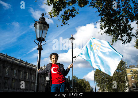 Londra, Regno Unito. 22 ottobre, 2016. Dimostrazione a Downing Street contro il Fly Zone su Aleppo (Siria) per interrompere i bombardamenti la città siriana amd salva i bambini di Aleppo. Al giorno d'oggi, Aleppo è al centro del conflitto fra esercito siriano e Daesh (Stato islamico), e la marina russa si sta spostando verso il Mare Mediterraneo per avviare la battaglia finale ad Aleppo. Credito: Alberto Pezzali/Alamy Live News Foto Stock