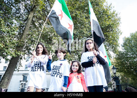 Londra, Regno Unito. Il 22 ottobre 2016. Amnesty International Rally per Aleppo, Siria al di fuori di Downing Street,Londra per i bambini che vi vivono. 10.000 bambini sono intrappolati nella città e 200 sono stati uccisi dal cessate il fuoco si è rotta a metà settembre. Credito: claire doherty/Alamy Live News Foto Stock