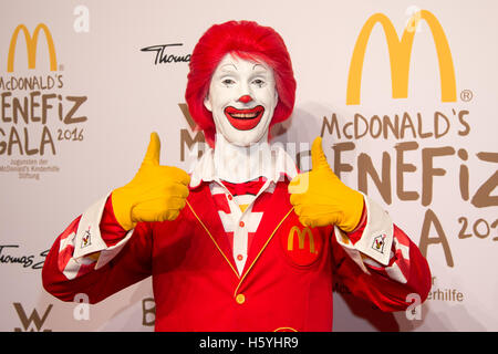 Monaco di Baviera, Germania. Xx oct, 2016. Il Clown Ronald McDonald, fotografata al McDonald's Gala Benefico a Monaco di Baviera, Germania, il 20 ottobre 2016. Il gala di beneficenza avviene per il tredicesimo tempo e continua a sostenere la Ronald McDonald House Charities. Foto: Tobias Hase/dpa/dpa/Alamy Live News Foto Stock