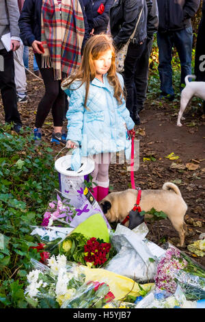 Kirkleatham redcar cleveland UK 22 Ottobre 2016: una veglia si è svolta nei boschi Kirkleatham oggi per ricordare un piccolo cane che era stato trovato mercoledì scorso sepolti vivi e con un grande chiodo pilotato attraverso la sua testa in un atto di crudeltà inspiegabile. I veterinari sono stati chiamati e il cane è stato messo giù. La Veglia ha visto la partecipazione di circa 200 persone molti con cani. Fiori e omaggi sono state previste al punto in cui il cane era stato trovato. I motociclisti dalla corona Bikers MCC ha partecipato anche a. In connessione con la criminalità originale di due uomini di età compresa tra i 59 e 60 sono stati arrestati e salvato. © Pietro Giordano NE/Alamy vivere N Foto Stock