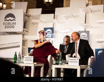 Praga, Repubblica Ceca. Xviii oct, 2016. Il Dalai Lama è in visita a Praga, Repubblica Ceca nell ottobre del XVII e XVIII, 2016 e la condivisione di saggezza e intervenendo al Forum buddista 2000. © David Tesinsky/ZUMA filo/ZUMAPRESS.com/Alamy Live News Foto Stock