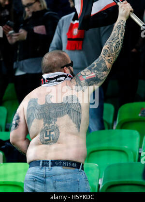 Budapest, Ungheria. 22 ottobre, 2016. Un Nazi-simbolo tatuato ultra fan di Budapest Honved contiene un flag durante l'Ungherese Banca OTP Liga match tra Ferencvarosi TC e Budapest Honved a Groupama Arena su ottobre 22, 2016 a Budapest, Ungheria. Foto Stock