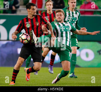 Budapest, Ungheria. 22 ottobre, 2016. Florian Trinks (R) di Ferencvarosi TC duelli per la palla con Davide Lanzafame (L) di Budapest Honved durante l'Ungherese Banca OTP Liga match tra Ferencvarosi TC e Budapest Honved a Groupama Arena su ottobre 22, 2016 a Budapest, Ungheria. Foto Stock