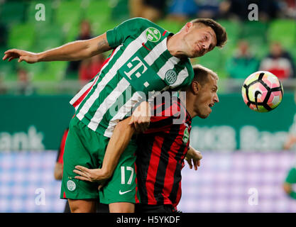 Budapest, Ungheria. 22 ottobre, 2016. Adam Pinter #17 del Ferencvarosi TC battaglie per la palla in aria con Djordje Kamber (R) di Budapest Honved durante l'Ungherese Banca OTP Liga match tra Ferencvarosi TC e Budapest Honved a Groupama Arena su ottobre 22, 2016 a Budapest, Ungheria. Foto Stock