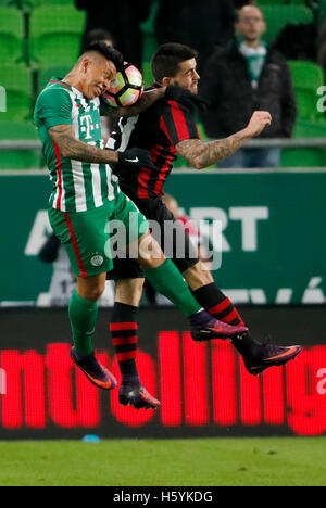 Budapest, Ungheria. 22 ottobre, 2016. Cristian Ramirez (L) di Ferencvarosi TC battaglie per la palla in aria con Endre Botka (R) di Budapest Honved durante l'Ungherese Banca OTP Liga match tra Ferencvarosi TC e Budapest Honved a Groupama Arena su ottobre 22, 2016 a Budapest, Ungheria. Foto Stock