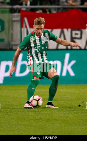 Budapest, Ungheria. 22 ottobre, 2016. Florian Trinks di Ferencvarosi TC controlla la sfera durante l'Ungherese Banca OTP Liga match tra Ferencvarosi TC e Budapest Honved a Groupama Arena su ottobre 22, 2016 a Budapest, Ungheria. Foto Stock