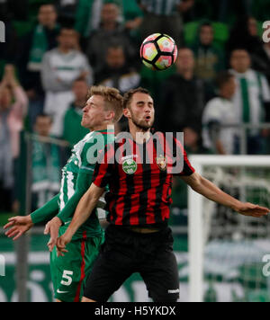 Budapest, Ungheria. 22 ottobre, 2016. Oliver Husing #5 di Ferencvarosi TC battaglie per la palla in aria con Marton Eppel (R) di Budapest Honved durante l'Ungherese Banca OTP Liga match tra Ferencvarosi TC e Budapest Honved a Groupama Arena su ottobre 22, 2016 a Budapest, Ungheria. Foto Stock