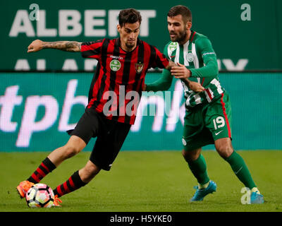 Budapest, Ungheria. 22 ottobre, 2016. Gabor Gyomber #19 del Ferencvarosi TC duelli per la palla con Davide Lanzafame (L) di Budapest Honved durante l'Ungherese Banca OTP Liga match tra Ferencvarosi TC e Budapest Honved a Groupama Arena su ottobre 22, 2016 a Budapest, Ungheria. Foto Stock