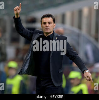 Giuseppe Meazza, Milano, Italia. 22 ottobre 2016:. Di Vincenzo Montella gesti durante la serie di una partita di calcio tra AC Milan e Juventus FC. Credito: Nicolò Campo/Alamy Live News Foto Stock