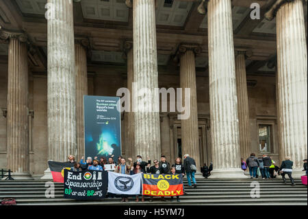 Londra, Regno Unito. Il 22 ottobre 2016. Australian Aboriginies pongono con banner sui gradini del British Musuem. Essi erano venuti con Rodney Kelly, una sesta generazione di discendente del guerriero Gweagal Cooman shot nella gamba per il Capitano Cook e il suo equipaggio al loro primo sbarco in Australia a Botany Bay nel 1770, che ha parlato di fronte a suo padre nella protezione del British Museum. Credito: Peter Marshall / Alamy Live News Foto Stock