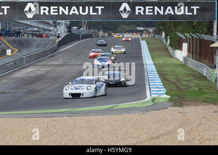 Ottobre 22, 2016. Estoril, Portogallo. Le vetture arrivano fino a girare a 1 durante la gara della Michelin GT3 Le Mans Cup, durante la European Le Mans Series Week-End Estoril Credito: Alexandre de Sousa/Alamy Live News Foto Stock