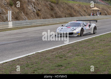 Ottobre 22, 2016. Estoril, Portogallo. La #51 AF Corse - Ferrari F488, guidata da Thomas Flohr (CHE) e Francesco Castellacci (ITA) durante la gara della Michelin GT3 Le Mans Cup, durante la European Le Mans Series Week-End Estoril Credito: Alexandre de Sousa/Alamy Live News Foto Stock