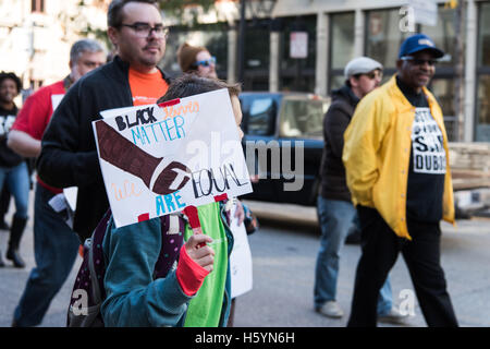 Cincinnati, OH, Stati Uniti d'America. 22 ottobre, 2016. Un giovane manifestante tiene un cartello che diceva "nero vive questione siamo pari Credito: Caleb Hughes/Alamy Live News. Foto Stock