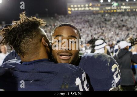 University Park, Pennsylvania, USA. Xxi oct, 2016. Ottobre 22nd, 2016: Penn State giocatori festeggiare dopo il NCAA Football gioco tra la Ohio State Buckeyes e Penn State Nittany Lions a Beaver Stadium, University Park, PA. Foto di Adam Lacy/filo di Zuma © Adam Lacy/ZUMA filo/Alamy Live News Foto Stock