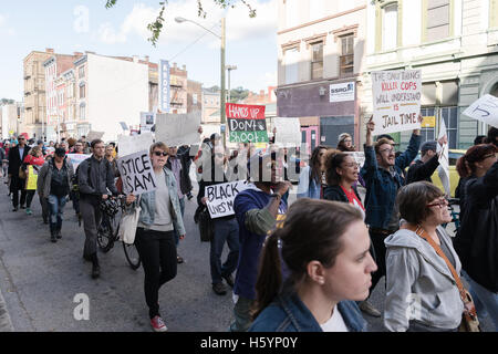 Cincinnati, OH, Stati Uniti d'America. 22 ottobre, 2016. I manifestanti hanno marciato un paio di miglia dalla zona di Clifton Cincinnati UC dove si trova - per l'Hamilton County Courthouse downtown. Credito: Caleb Hughes/Alamy Live News. Foto Stock