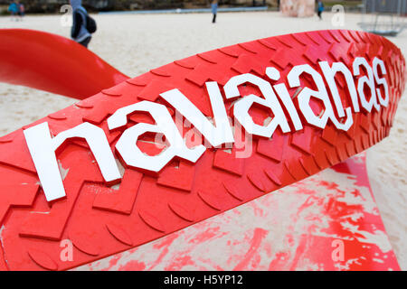 Sydney, Australia. 23 Ott, 2016. L'annuale mostra d'arte 'culpture mare' lungo il Bondi a Tamarama costale a piedi. La mostra 2016 avrà luogo dal 20 Ottobre fino al 6 novembre. Nella foto è una grande Havaiana scarpa sulla spiaggia di Tamarama. Credito: mjmediabox/Alamy Live News Foto Stock