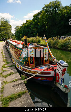 In attesa di cavalli per tirare su chiatta Cromford canal Peak District Derbyshire Inghilterra Foto Stock