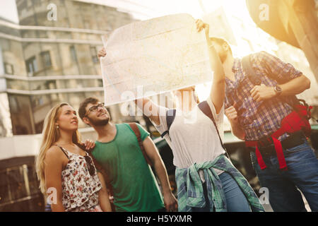 Amici in viaggio e per esplorare la città in Europa Foto Stock