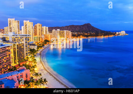 Honolulu, Hawaii. Skyline sulla spiaggia di Waikiki. Foto Stock