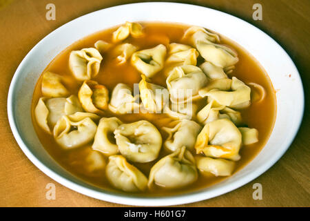 Tortellini con brodo, ricetta tradizionale da Emilia Romagna, Italia Foto Stock