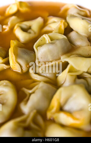 Tortellini con brodo, ricetta tradizionale da Emilia Romagna, Italia Foto Stock